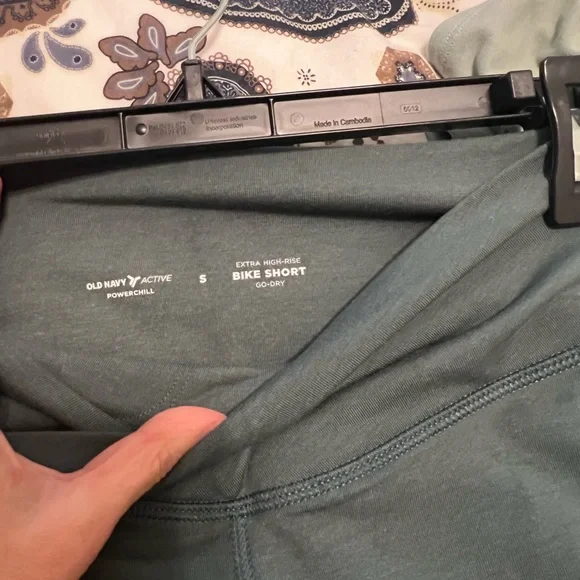 Matching Old Navy workout set size S. NWT green bike shorts, 2 longline bras - Picture 4 of 15